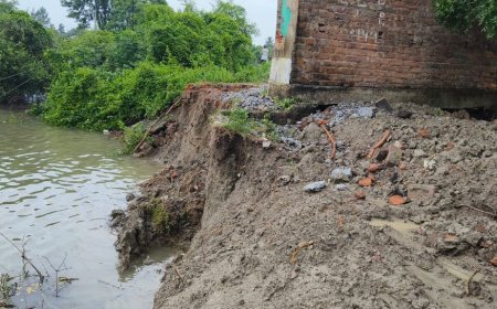 কাকদ্বীপে ইটের রাস্তা সহ নদী বাঁধে ধস, আতঙ্কে এলাকাবাসী