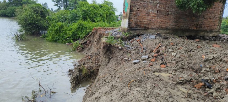 কাকদ্বীপে ইটের রাস্তা সহ নদী বাঁধে ধস, আতঙ্কে এলাকাবাসী