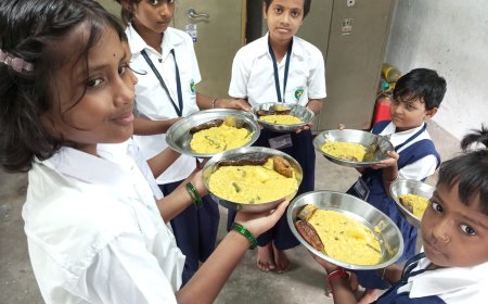 মথুরাপুরের স্কুলে মিড-ডে মিলে  পড়ুয়াদের পাতে পড়ল ইলিশ