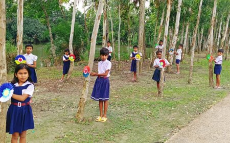 গাছে রাখি বেঁধে পরিবেশ রক্ষার বার্তা দিচ্ছে নামখানার পড়ুয়ারা