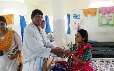 স্বাধীনতা দিবসে রোগীদের হাতে  ফল তুলে দিলেন সমাজসেবী