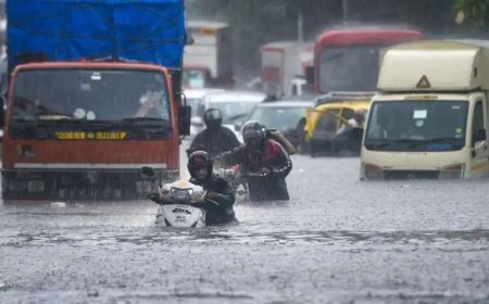 বৃষ্টিতে বিপর্যস্ত মুম্বই, বন্ধ স্কুল-কলেজ, ব্যাহত রেল-বিমান পরিষেবা, মৃত ১২