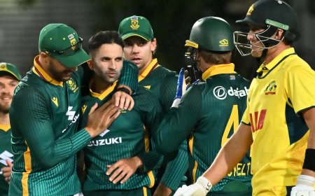 মহারাজের স্পিনে বেসামাল, প্রথম এক দিনের ম্যাচে ৯৮ রানে হার অস্ট্রেলিয়ার