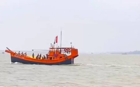 মাছ ধরে ফেরার সময় সমুদ্রে পড়ে গিয়ে তলিয়ে গেল দুই মৎস্যজীবী