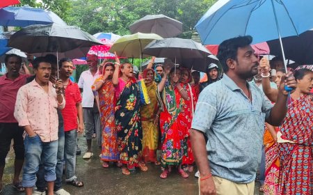 নামখানা বনদপ্তরের সামনে বিক্ষোভ দেখালেন ক্ষুদ্র মৎস্যজীবীরা