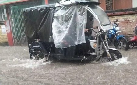 সকাল থেকে অতিরিক্ত বৃষ্টির ফলে  বারুইপুরে বিভিন্ন এলাকা জলমগ্ন