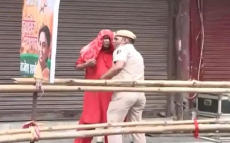 মুখ্যমন্ত্রী রেখার সভায় জোর করে ঢোকার চেষ্টা, আটক ব্যক্তি