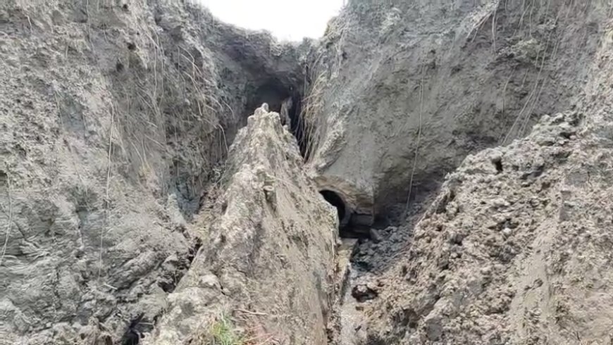 গঙ্গাসাগরে নদীবাঁধে ধস, আতঙ্ক