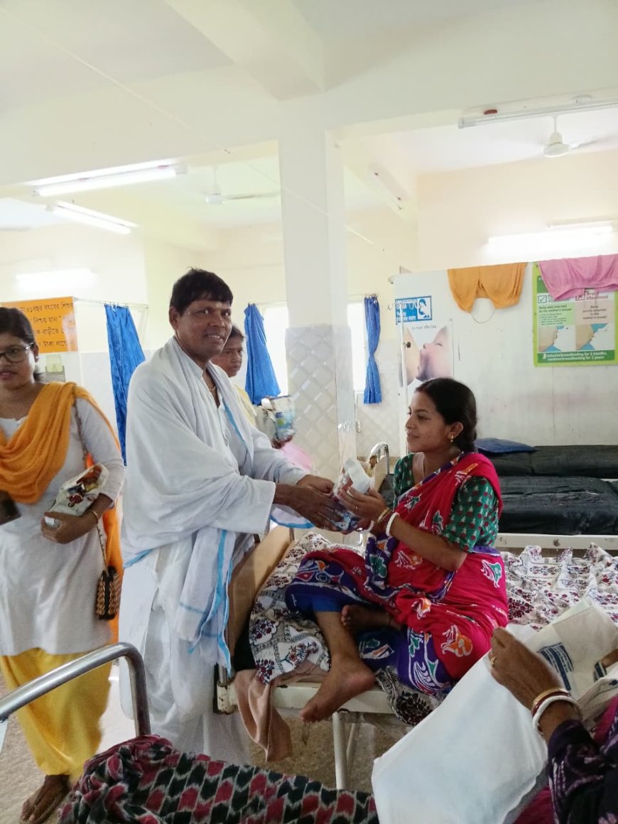 স্বাধীনতা দিবসে রোগীদের হাতে  ফল তুলে দিলেন সমাজসেবী