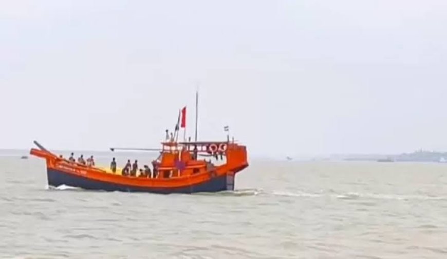 মাছ ধরে ফেরার সময় সমুদ্রে পড়ে গিয়ে তলিয়ে গেল দুই মৎস্যজীবী