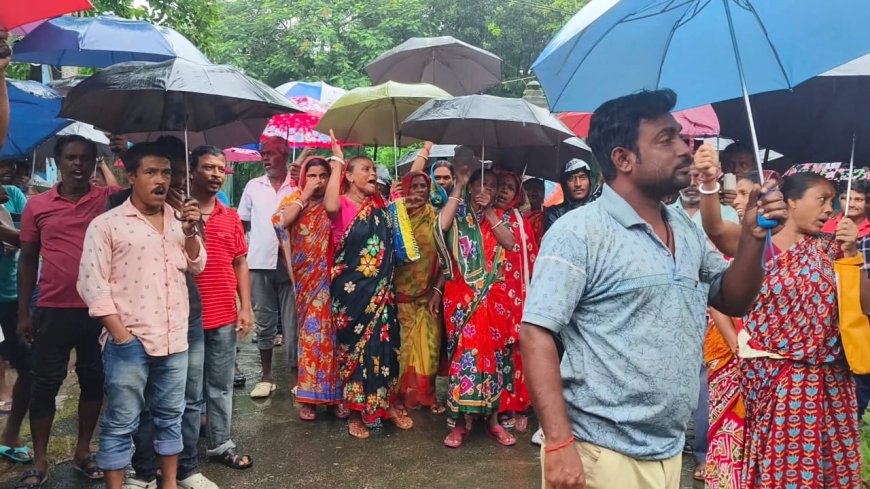 নামখানা বনদপ্তরের সামনে বিক্ষোভ দেখালেন ক্ষুদ্র মৎস্যজীবীরা