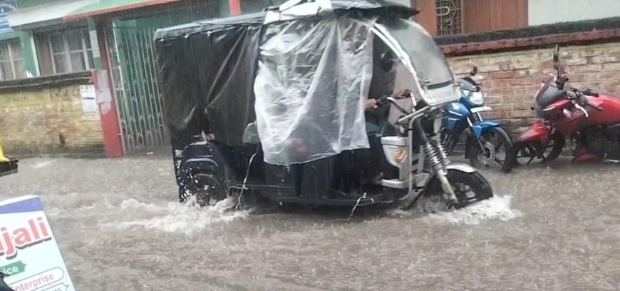 সকাল থেকে অতিরিক্ত বৃষ্টির ফলে  বারুইপুরে বিভিন্ন এলাকা জলমগ্ন