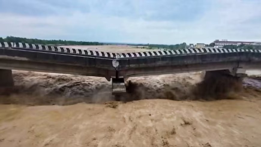 টানা বর্ষণে বিপর্যস্ত জম্মু ও কাশ্মীর, ধসে বন্ধ বহু রাস্তা, কাঠুয়ায় ভাঙল সেতু