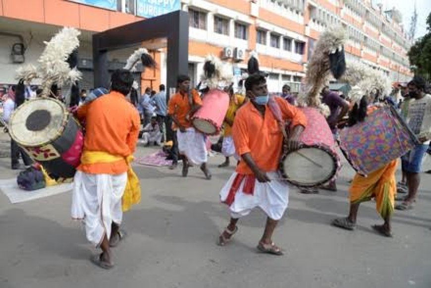 সারাটা বছর  অপেক্ষা করে থাকেন ঢাকীরা,জেলায়  ঢাক বাজিয়ে তেমন পারিশ্রমিক মেলে না