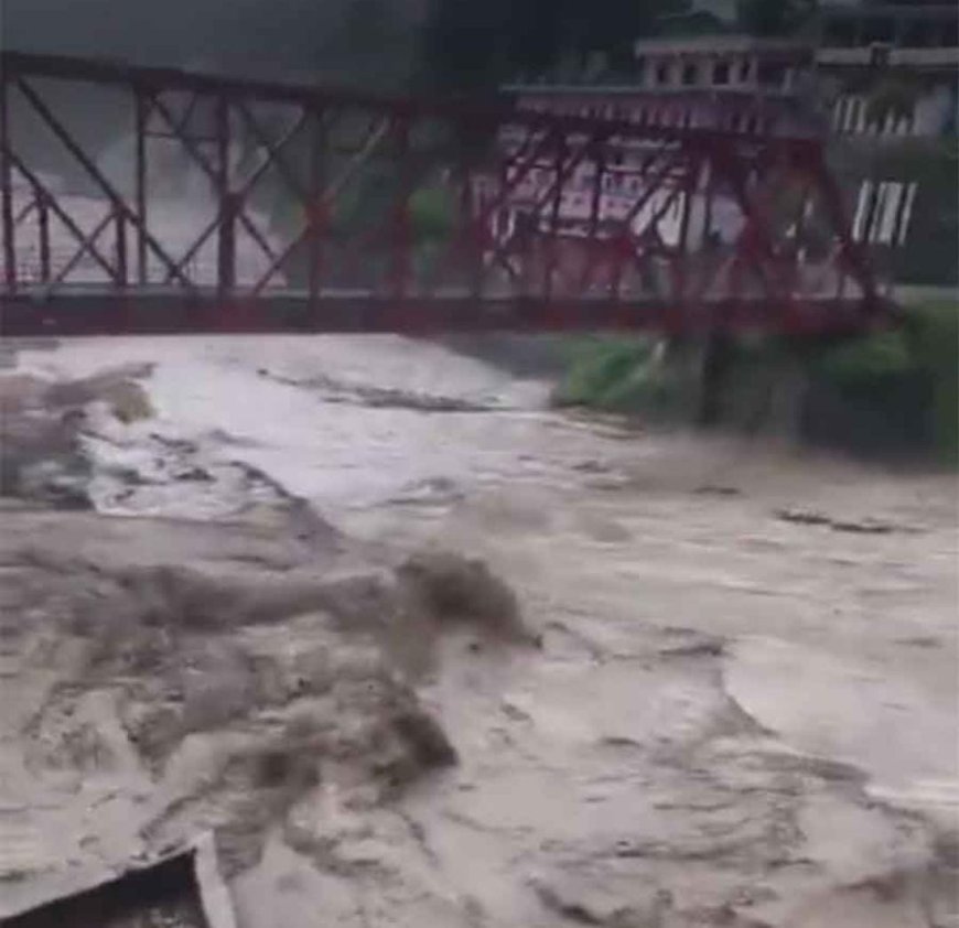রুদ্রপ্রয়াগ এবং চামোলি জেলায় মেঘভাঙা বৃষ্টি, ধ্বংসস্তূপে আটকে অনেকে