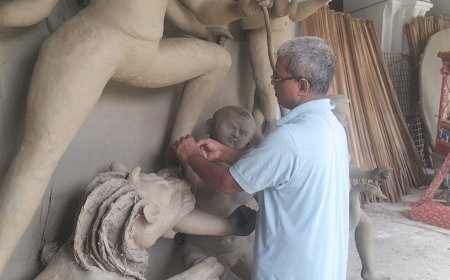 বারুইপুরের রায়চৌধুরী পরিবারের প্রাচীন দুর্গাপুজোর ভোগ রাঁধেন বাড়ির মহিলারাই