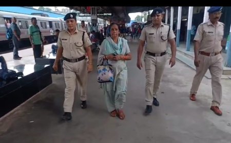 টিকিট দেখতে চাওয়ায় মহিলা চেকারের মুখে  গরম ঘুগনি ছুড়ে মারলেন মহিলা রেলযাত্রী