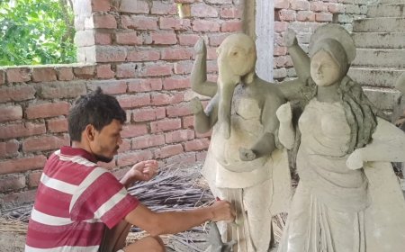 প্রতিমা তৈরি শিখে গ্রামে দুর্গাপুজো শুরু করেন নামখানার যুবক