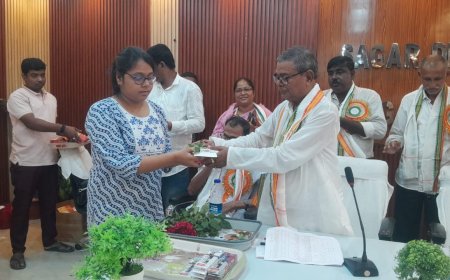 সাগরের মেধাবী ছাত্রছাত্রীকে পড়াশোনার জন্য আর্থিক সাহায্য রাজ্যের সুন্দরবন উন্নয়ন মন্ত্রীর