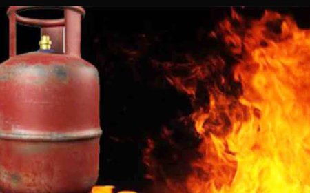 গ্যাস সিলিন্ডার বিস্ফোরণে উড়লো বাড়ির চাল মন্দির বাজারে চাঞ্চল্য