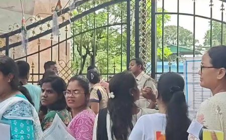 শিলিগুড়ি ২০ নম্বর ওয়ার্ডে শিশুদের পচা খাবার খাওয়ানোর অভিযোগে বিক্ষোভ, কেন্দ্রীয় কর্মীকে ঘিরে ক্ষোভ এলাকাবাসীর