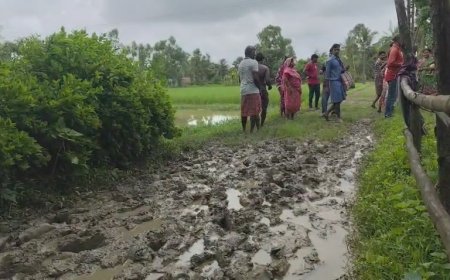 নামখানার হরিপুরের তৃতীয় ঘেরির মাটির রাস্তা বেহাল