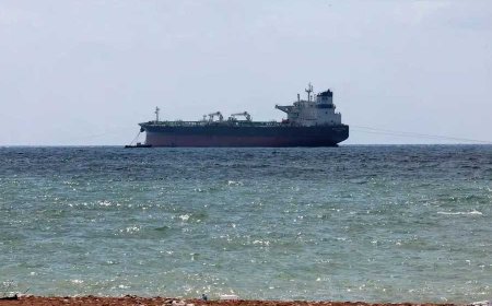 রুশ তৈলবাহী জাহাজকে ভিড়তে দিল না আদানি বন্দর