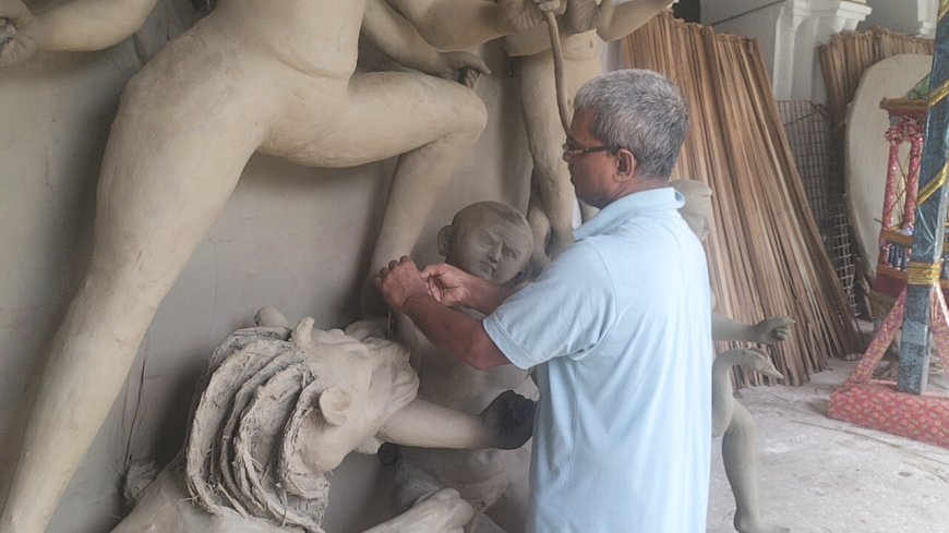 বারুইপুরের রায়চৌধুরী পরিবারের প্রাচীন দুর্গাপুজোর ভোগ রাঁধেন বাড়ির মহিলারাই