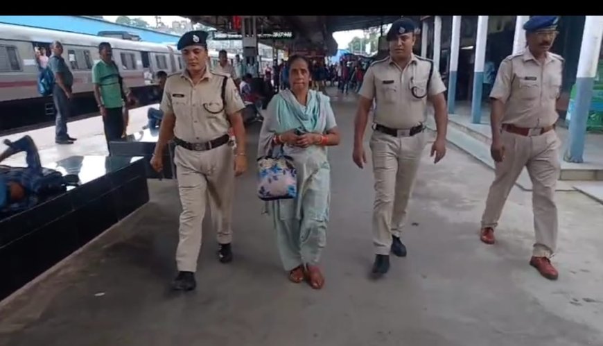 টিকিট দেখতে চাওয়ায় মহিলা চেকারের মুখে  গরম ঘুগনি ছুড়ে মারলেন মহিলা রেলযাত্রী