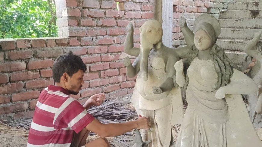 প্রতিমা তৈরি শিখে গ্রামে দুর্গাপুজো শুরু করেন নামখানার যুবক