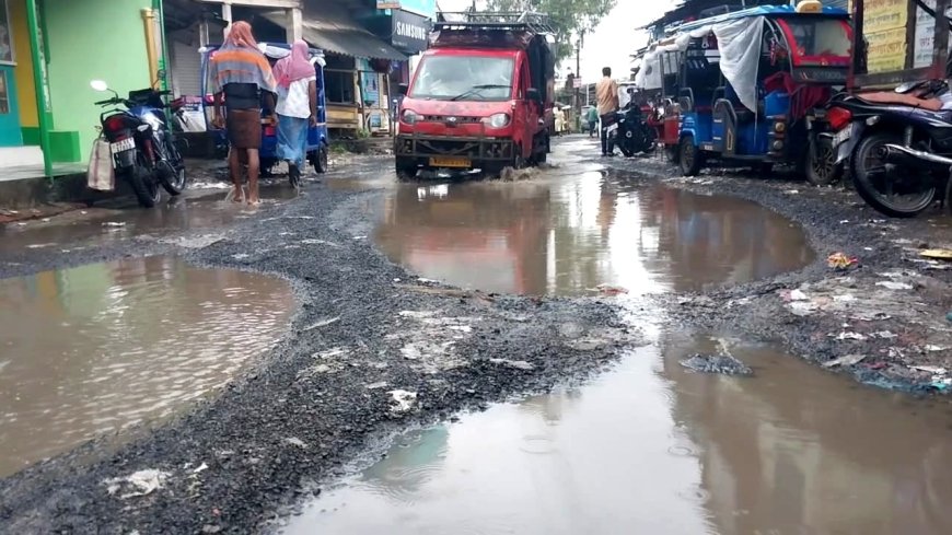 কুলতলির জামতলা থেকে পাঁচুয়াখালি রাস্তা বেহাল