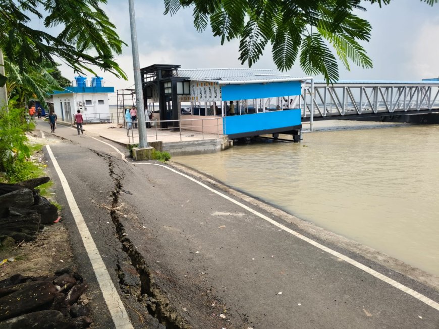 নুরপুর জেটিঘাট এলাকায় নদীবাঁধে ফাটল