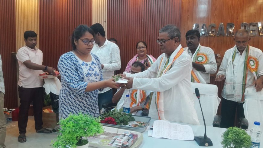 সাগরের মেধাবী ছাত্রছাত্রীকে পড়াশোনার জন্য আর্থিক সাহায্য রাজ্যের সুন্দরবন উন্নয়ন মন্ত্রীর