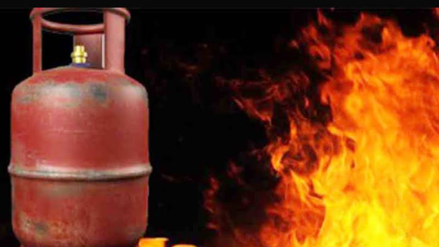 গ্যাস সিলিন্ডার বিস্ফোরণে উড়লো বাড়ির চাল মন্দির বাজারে চাঞ্চল্য