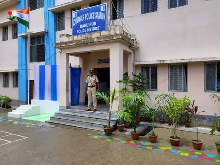 জয়নগর -মজিলপুর পুরসভার ৬ নম্বর ওয়ার্ডের হাসানপুরে একটি নির্মীয়মাণ বাড়ি থেকে উদ্ধার বিপুল পরিমাণ আগ্নেয়াস্ত্র তৈরির সরঞ্জাম