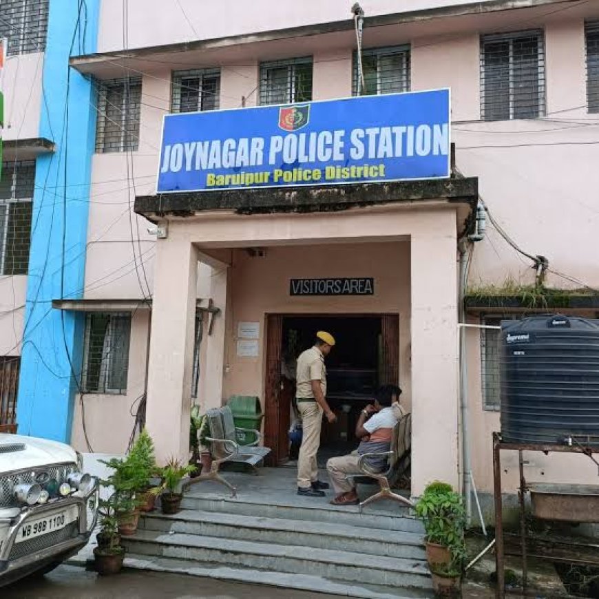 জয়নগর -মজিলপুর পুরসভার ৬ নম্বর ওয়ার্ডের হাসানপুরে একটি নির্মীয়মাণ বাড়ি থেকে উদ্ধার বিপুল পরিমাণ আগ্নেয়াস্ত্র তৈরির সরঞ্জাম