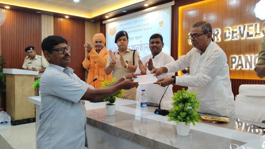 পুজোয় সরকারি অনুদানের  চেক প্রদান গঙ্গাসাগরে