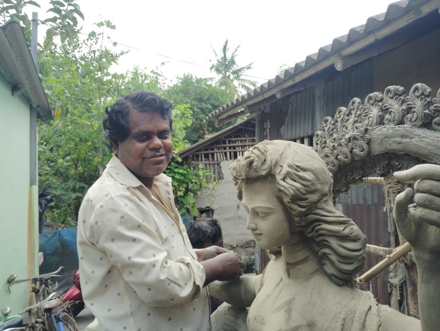 সরকারি চাকরি পেয়েও প্রতিমা তৈরির কাজ ছাড়তে পারেননি রায়দিঘির গোকুল দাস