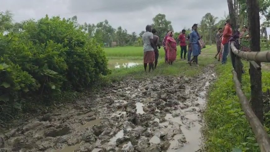 নামখানার হরিপুরের তৃতীয় ঘেরির মাটির রাস্তা বেহাল