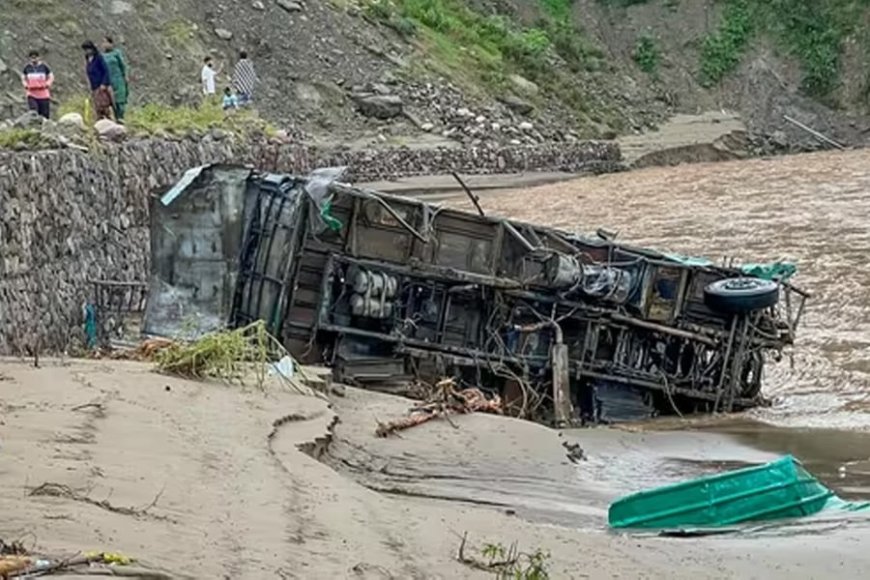 মান্ডিতে মেঘভাঙা বৃষ্টির পর ভূমিধস, মৃত অন্তত ৩