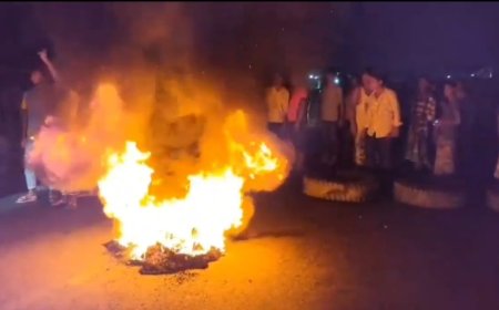 বিদ্যুৎ বিভ্রাটের কারণে বারুইপুর-ক্যানিং রাস্তায় রাতে টায়ার জ্বালিয়ে অবরোধ