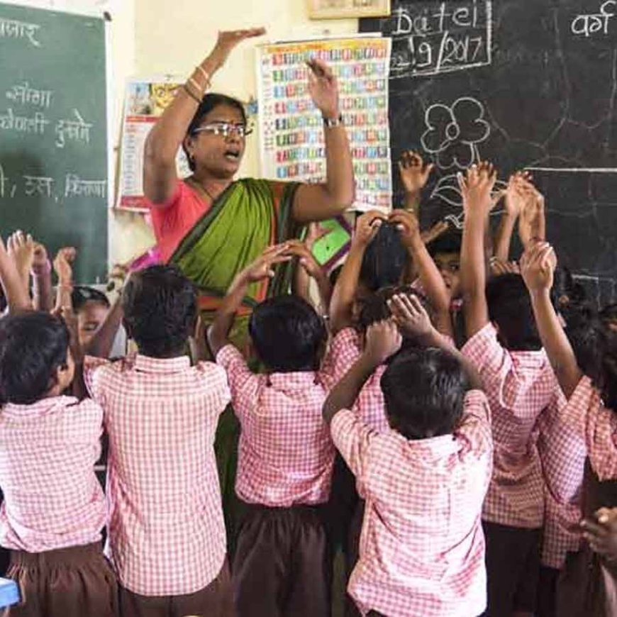 দেশে এক লক্ষেরও বেশি স্কুলে মাত্র এক জন শিক্ষক! কেন্দ্রীয় শিক্ষামন্ত্রকের এমনই রিপোর্ট