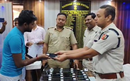 হারানো মোবাইল ফিরিয়ে দিল পুলিশ