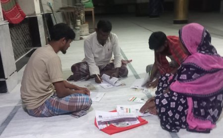 নিজেদের কাজ শেষ করে সন্ধ্যায় এস আই আরের ফর্ম ফিলাপের সহযোগিতা, খুশি এলাকার বাসিন্দারা