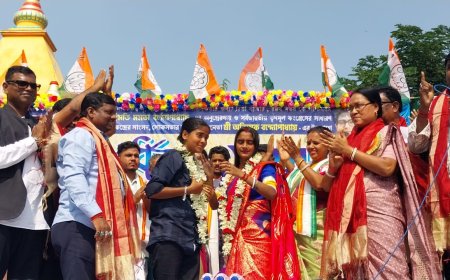 বিবাহিত দুই তরুণীকে আশীর্বাদ করলেন দুই সাংসদ