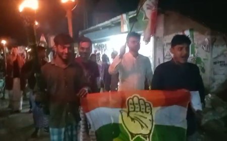 গোকর্ণী বাজারে খারাপ রাস্তা ও বিশুদ্ধ পানীয় জলের দাবিতে জাতীয় কংগ্রেসের মশাল মিছিল