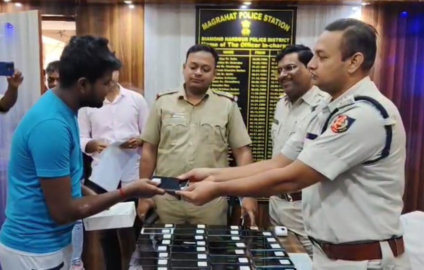হারানো মোবাইল ফিরিয়ে দিল পুলিশ