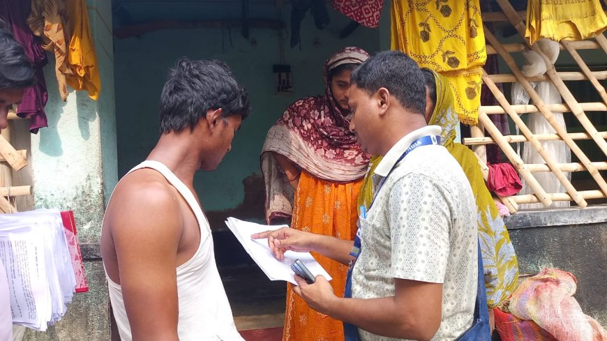 নির্বাচন কমিশনের নির্দেশ অনুযায়ী দক্ষিণ ২৪ পরগনায় শুরু হল এস আই আর এর ফর্ম বিলি