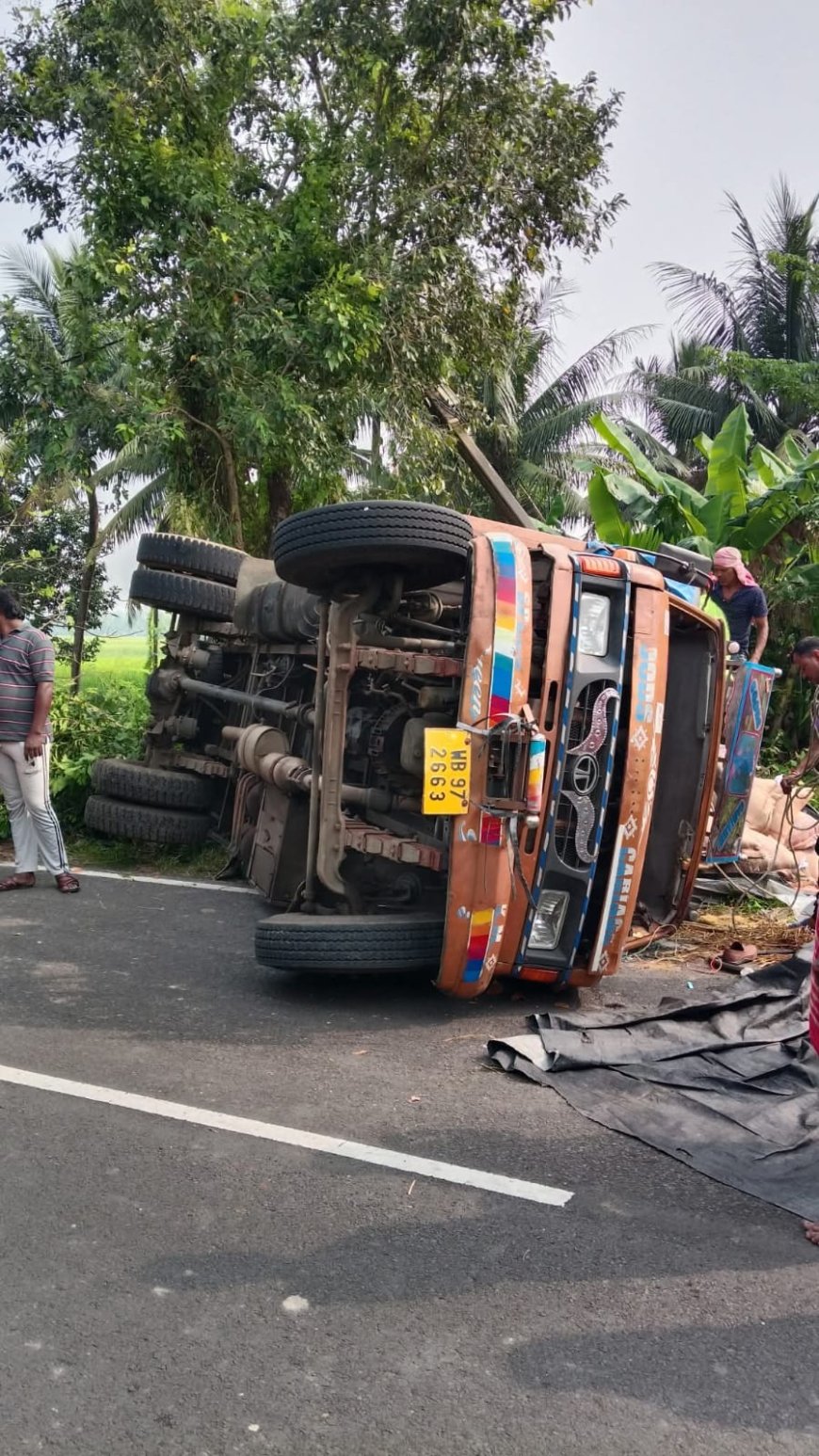 নিয়ন্ত্রণ হারিয়ে উল্টে গেল চাল বোঝাই লরি, আহত চালক