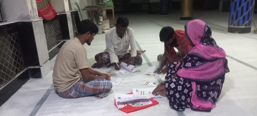 নিজেদের কাজ শেষ করে সন্ধ্যায় এস আই আরের ফর্ম ফিলাপের সহযোগিতা, খুশি এলাকার বাসিন্দারা